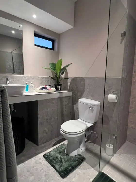 Modern bathroom at L’étoile de Rêve with spa-like finishes